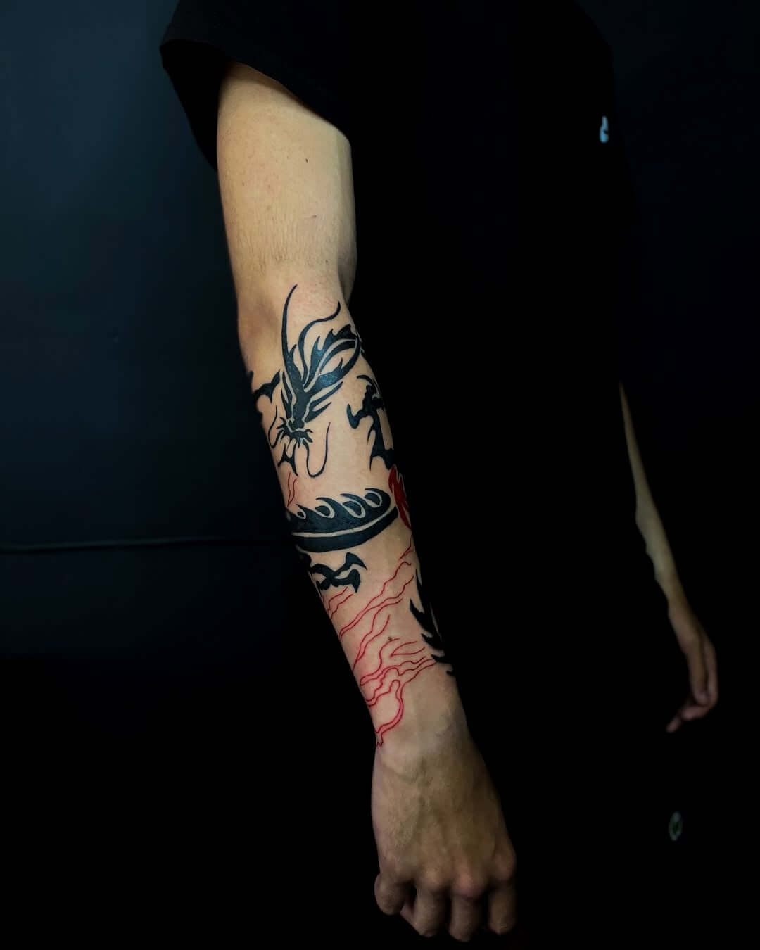 Тату з використанням технік дотворк: Фото тату, виконаного в студії в Луцьку, що використовує сучасну технологію дотворк разом із класичними елементами олдскул. Робота демонструє високу майстерність і індивідуальність, приваблюючи клієнтів з Луцька, Ровно, Львова та Івано-Франківська