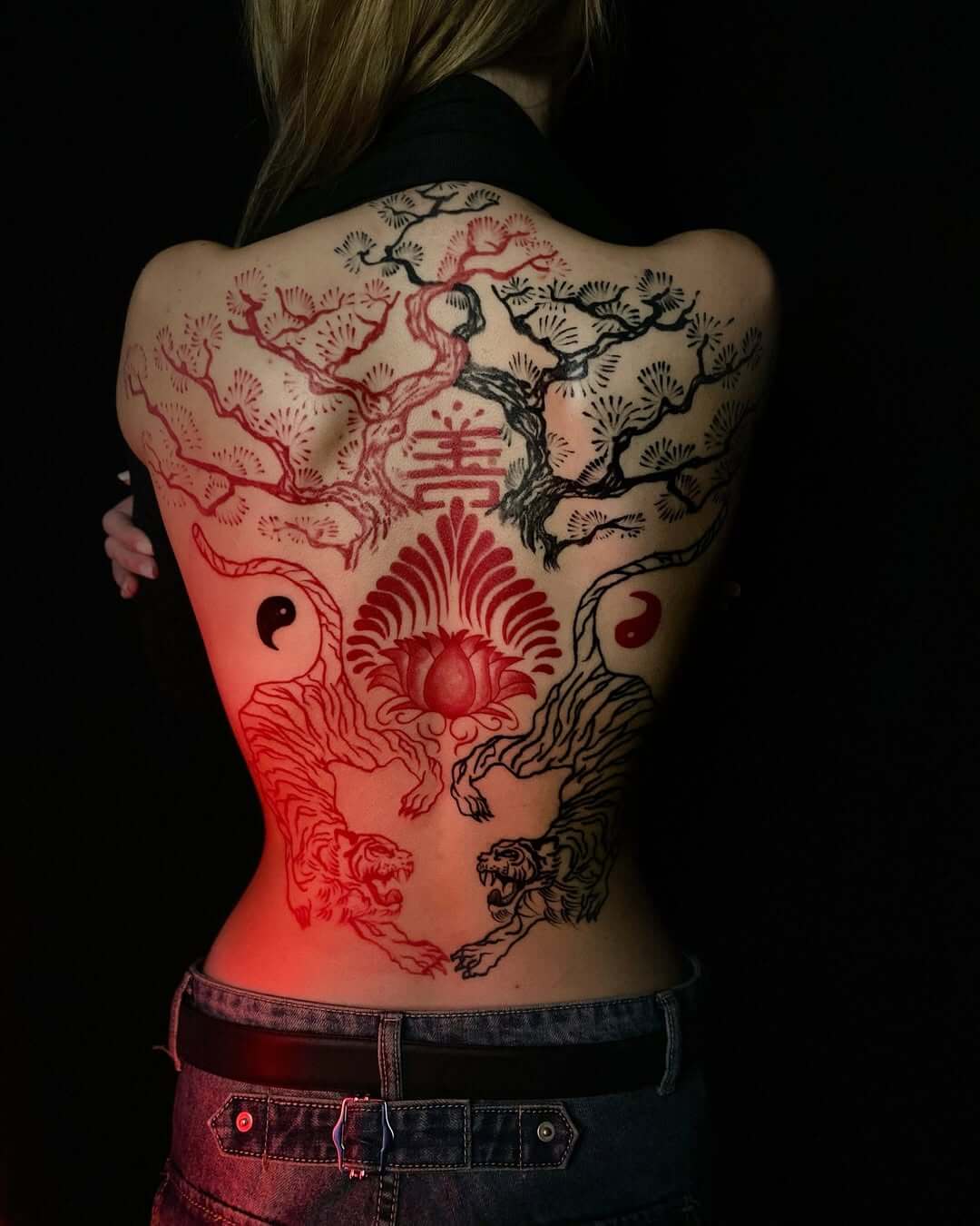 Тату рукав у стилі японського мистецтва: Зображення татуювання, виконаного за технологіями японського стилю, із використанням чорних і кольорових елементів – для аудиторії з Києва, Харкова, Одеси, Львова, Дніпра, Вінниці, Чернівців, Сум, Житомира, Черкас, Івано-Франківська, Ужгорода, Рівного, Тернополя і Запоріжжя