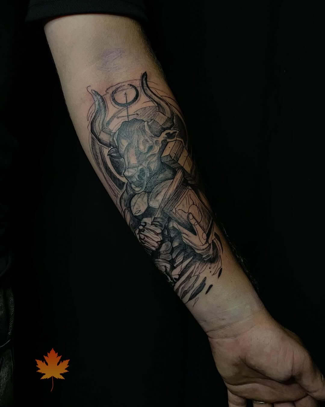 Професійний тату майстер з авторськими ескізами: Изображение процесу створення авторського тату в студії Луцьк, де професіонали розробляють татуювання в стилях реалізм, олдскул, мінімалістичне, японський стиль, з елементами татуювання на руці, спині та рукав