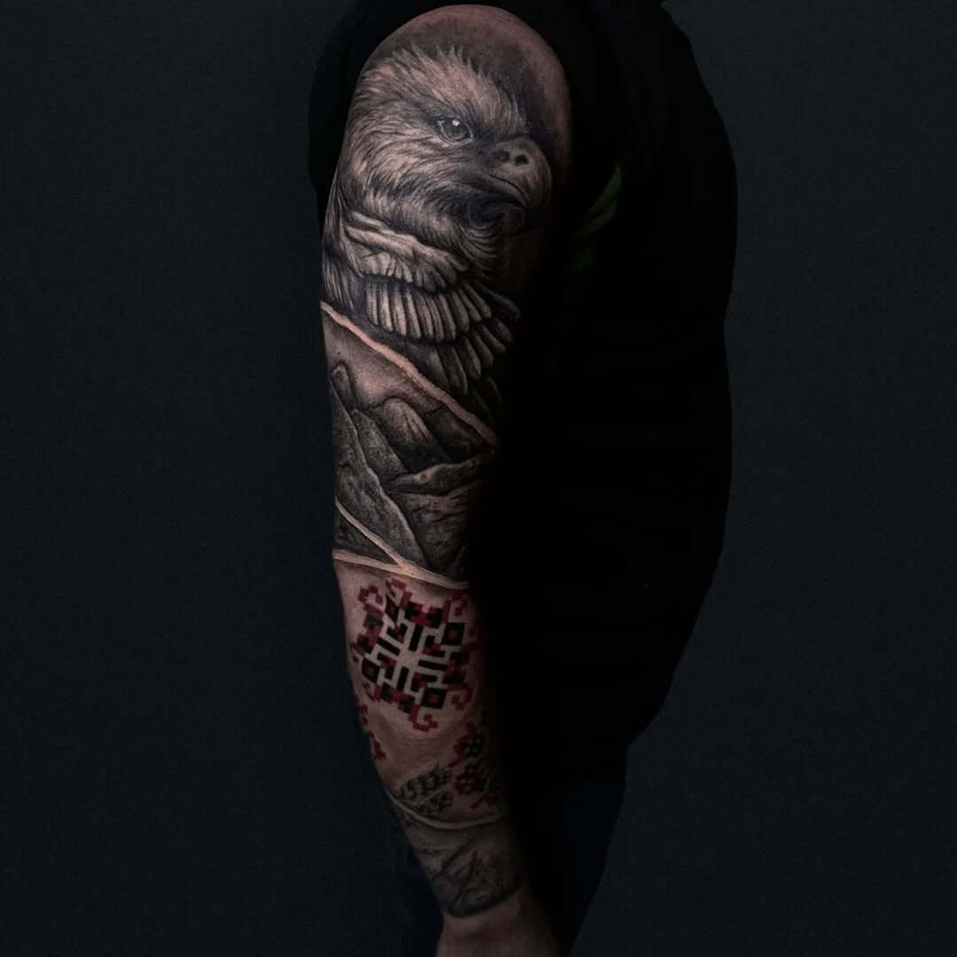 Авторські тату Україна: Изображение современного татуювання, созданного в профессиональном тату салоне Горохів, с акцентом на олдскул, дотворк и неотрад техники, идеально подходящее для жінок и чоловіків, ищущих качественные татуировки в Украине