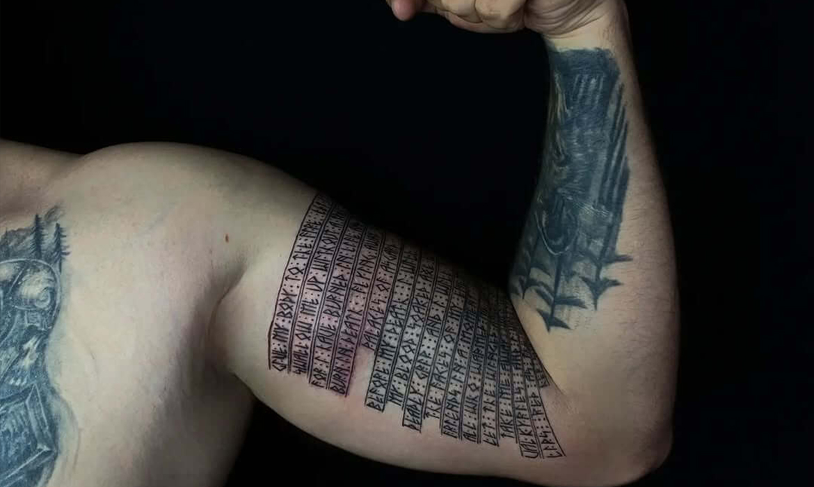 Індивідуальне тату в стилі реалізму: Зображення деталізованого татуювання з елементами олдскул і мінімалізму, створеного в тату-салоні Горохів – для мешканців Києва, Львова, Одеси, Харкова, Дніпра, Вінниці, Полтави, Чернівців, Житомира, Суми, Черкас та Кременчука