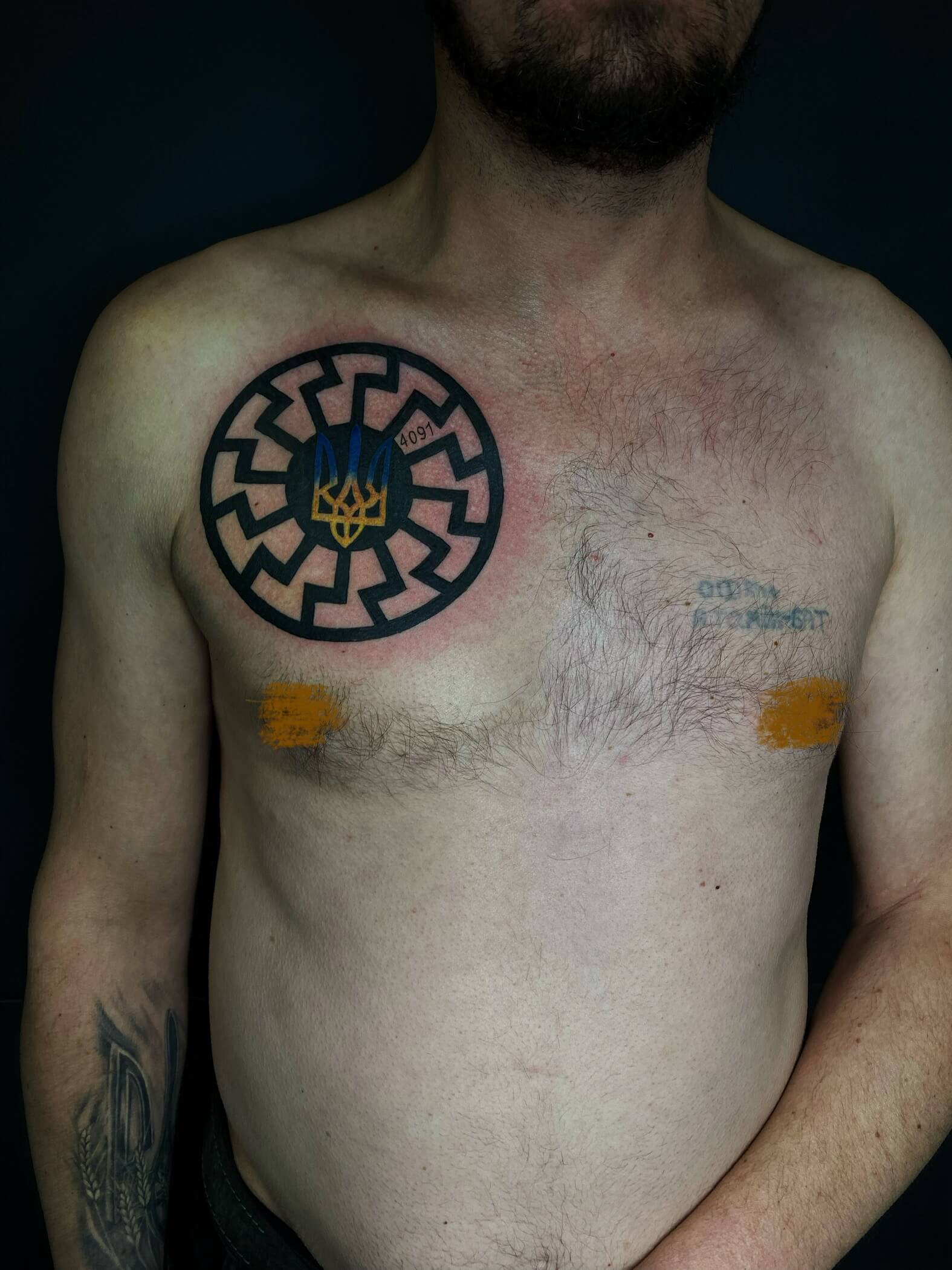 Тату рукав – олдскул и японський стиль: Изображение сложного тату рукава, выполненного в олдскул и японському стилі, в тату салоні Горохів, Луцьк, Украина – профессиональное татуювання для чоловіків с элементами геометрії и лайнворк