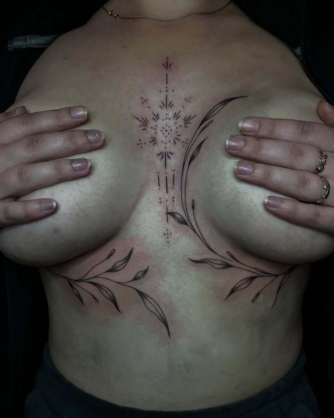 Татуювання ескізи та авторські рішення: Фотография процесса создания тату в студії Луцьк, где профессиональные мастера работают над детальными ескізами, предлагая татуювання в стилях реалізм, мінімалістичне, японський стиль, геометрія и біомеханіка